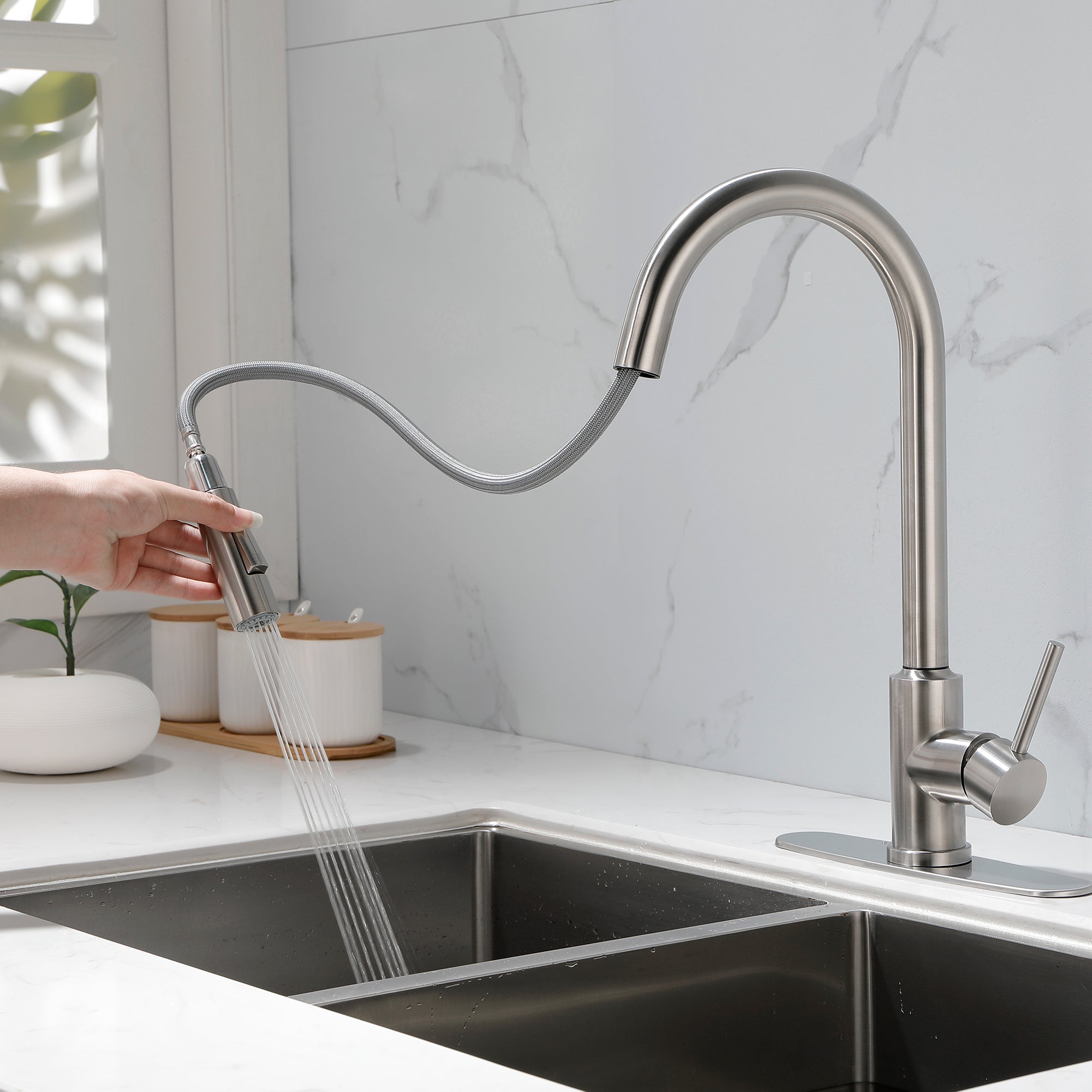 Single Handle High Arc Pull Out Kitchen Faucet,Single Level Stainless Steel Kitchen Sink Faucets with Pull Down Sprayer